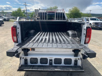 Sierra 3500HD 4WD Crew Cab 172" SLE, 18" Aluminum Wheels, 6.6L V8 Turbo Diesel Engine, 10-Speed Auto... (image 4)