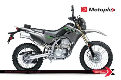 KLX300 La KLX300 est une moto double-usage hautement polyvalente et legere qui continue meme lorsque...