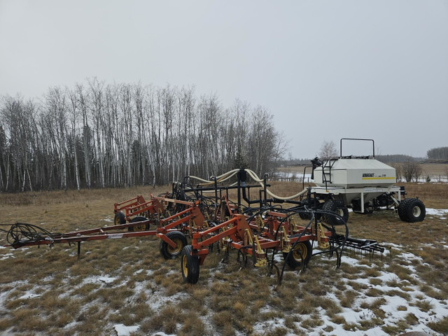 1987 Bourgault 32 Ft Cultivator with 3195-3 Series Air Tank 428- in Farming Equipment in Regina - Image 2