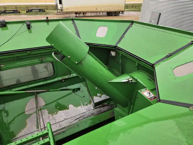 2000 John Deere Combine 9650 in Farming Equipment in Kamloops - Image 31