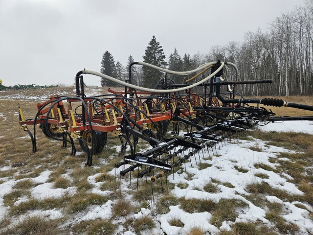 1987 Bourgault 32 Ft Cultivator with 3195-3 Series Air Tank 428- in Farming Equipment in Regina - Image 4