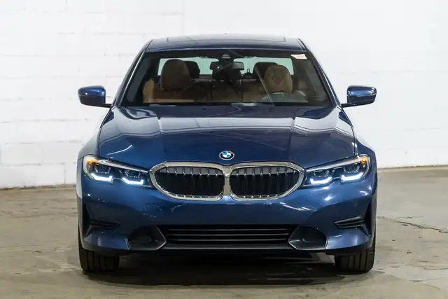 2021 BMW 3 Series 330i xDrive | Live Cockpit Pro | Sièges in Cars & Trucks in City of Montréal - Image 3