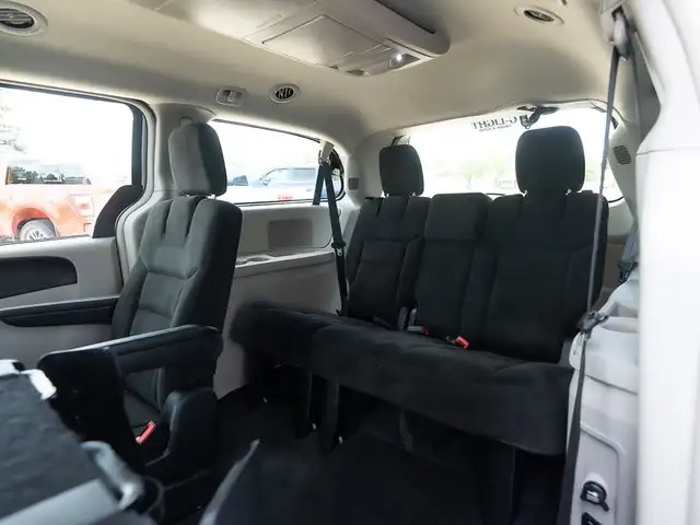 2016 Chrysler Town & Country TOURING in Cars & Trucks in Saskatoon - Image 18