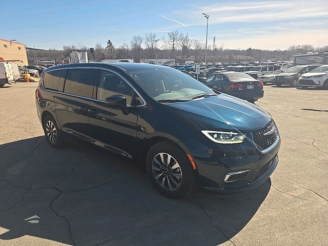 2023 Chrysler Pacifica Hybrid Touring-L in Cars & Trucks in Sherbrooke - Image 3