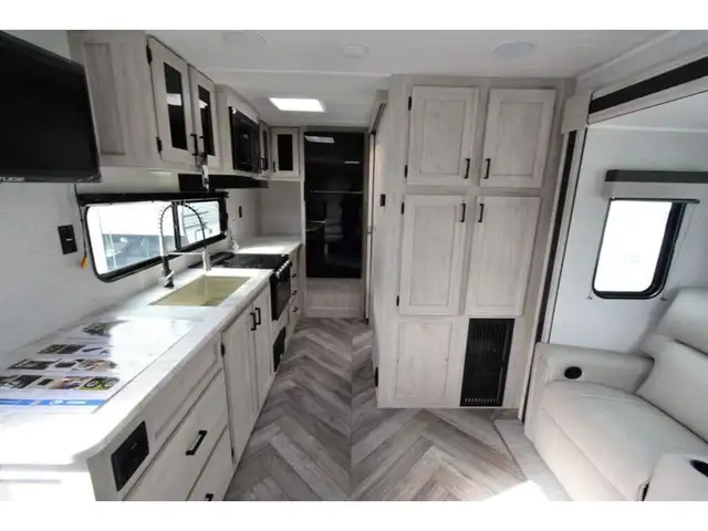 2023 East to West Della Terra 180MB in RVs & Motorhomes in Laurentides - Image 7