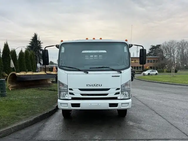 2018 isuzu NPR 16 Foot Flat Deck in Heavy Trucks in Richmond - Image 4