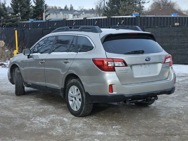 2015 Subaru Outback 2.5i Premium 4dr All-wheel Drive CVT in Cars & Trucks in City of Toronto - Image 4
