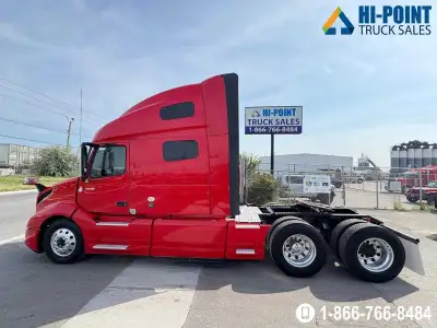 This 2021 Volvo VNL760 is a top-tier highway performer. Standout red exterior, clean cab, and a perf...
