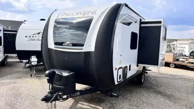Palomino Trailer PAT186RBS Enjoy the luxury of having both a dinette and a couch in this just under...