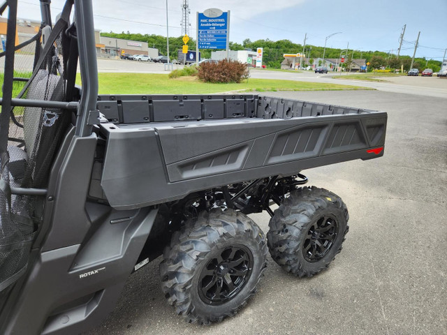 2023 Can-Am Defender 6x6 DPS HD10 in ATVs in Lévis - Image 4