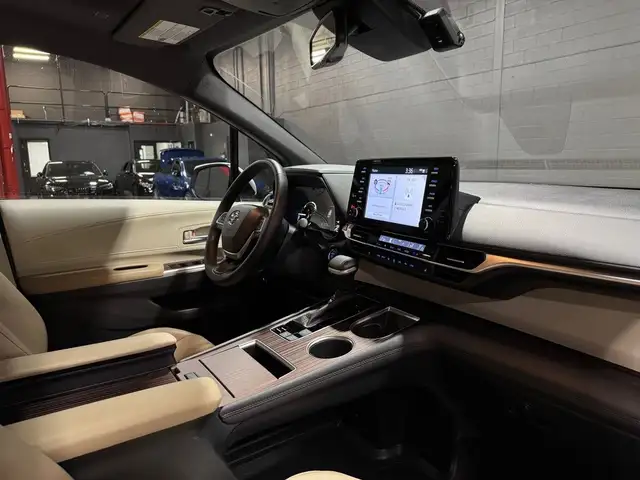2021 Toyota Sienna XLE HYBRID 8-PASSENGER in Cars & Trucks in Mississauga / Peel Region - Image 11
