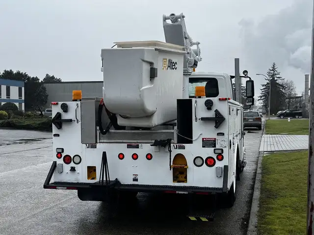 2013 International DuraStar MA025 Altec Bucket Service Truck in Heavy Trucks in Delta/Surrey/Langley - Image 11