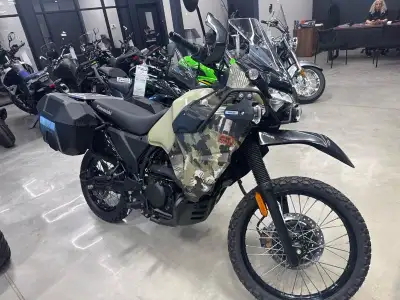 KAWASAKI KLR650 Adventure 2025 La moto KLR650 est construite pour donner à votre passion le pouvoir...