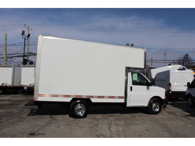  2021 GMC Savana Cargo Van CUBE 12 PIEDS DECK 6.6 LITRES ROUE SI in Cars & Trucks in Laval / North Shore - Image 4