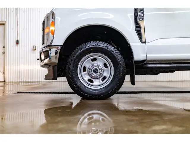 2023 Ford F-350 4x4 Crew Cab XL Deck BCam dans Autos et camions dans Grande Prairie - Image 26