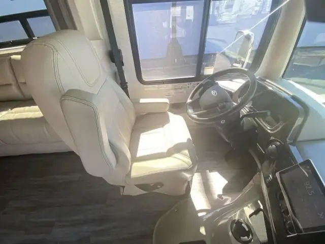2023 Thor Motor Coach Miramar 35.2 in RVs & Motorhomes in Abbotsford - Image 33