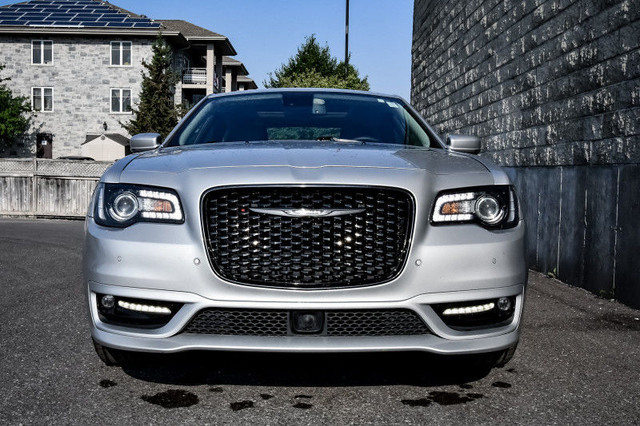 2023 Chrysler 300 Touring L AWD • SUNROOF • LEATHER SEATS in Cars & Trucks in Ottawa - Image 4
