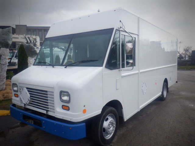 2011 Ford E-450 Utilimaster 18 Foot Cargo step Van With Rear She in Cars & Trucks in Richmond - Image 2