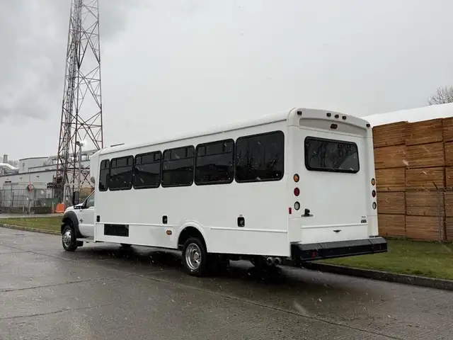 2011 ford F-550 31 Passenger Bus Powerstroke Diesel in Heavy Trucks in Richmond - Image 8