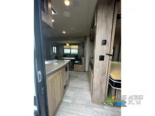 2019 Palomino SolAire Ultra Lite 240BHS in Travel Trailers & Campers in Truro - Image 4