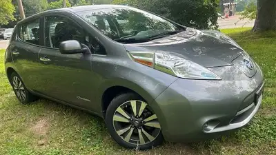 THIS FULLY ELECTRIC 2016 NISSAN LEAF 5 DOOR HATCHBACK, AUTO, 2 PREVIOUS OWNERS, CLEAN CARFAX, WITH P...