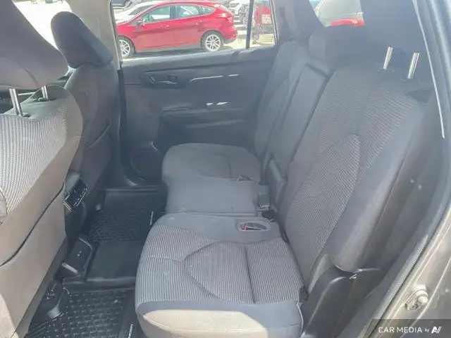 2022 Toyota Highlander LE | V6 Power | 8-Passenger Seating dans Autos et camions dans Cambridge - Image 22