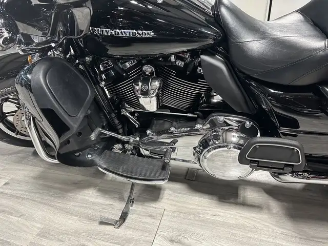 2017 HARLEY DAVIDSON ÉLECTRA GLIDE ULTRA LIMITED in Street, Cruisers & Choppers in London - Image 19