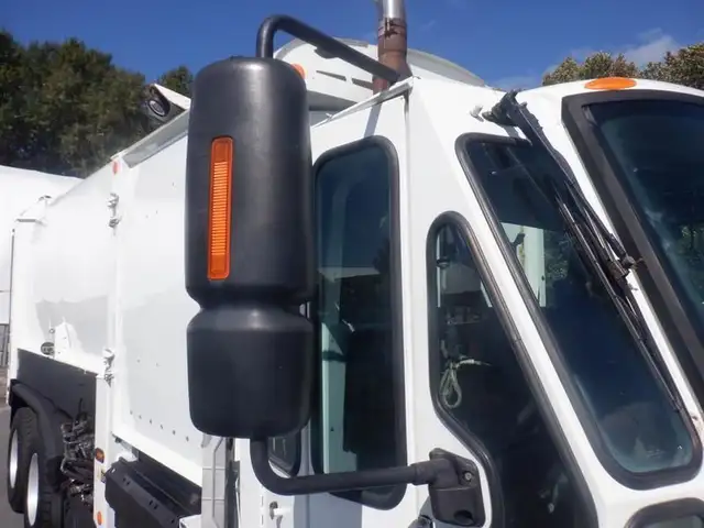 2008 international 7400 Garbage Truck Air Brakes Diesel in Heavy Trucks in Richmond - Image 13