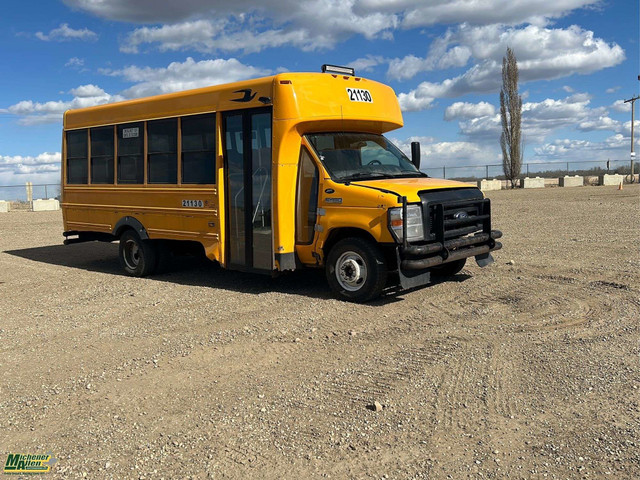 2021 Ford E-Series S/A 12 Passenger Bus in Heavy Trucks in Calgary - Image 4