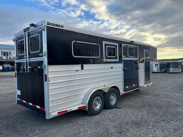 2013 Sooner C-SE 2+1 Warmblood horse trailer in Cargo & Utility Trailers in Calgary - Image 4