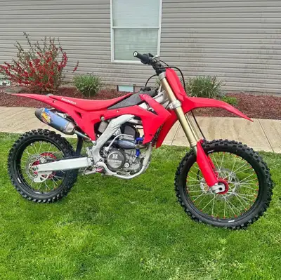 APPLY NOW: https://www.ridecollective.ca/get-pre-approved The 2017 Honda CRF250R is a competition-re...