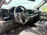 Discover the versatility and reliability of the 2022 Chevrolet Silverado Short Box Crew Cab, now ava... (image 5)