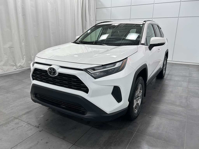2023 Toyota RAV4 XLE AWD - TOIT OUVRANT - MAGS - VOLANT CHAUFFAN in Cars & Trucks in Québec City - Image 3