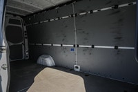 Options: Paroi de séparation intégrale Rétroviseurs extérieurs rabattables électriquement Avertisseu... (image 4)