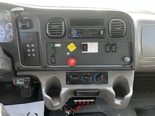 2004 Freightliner M2 106 CAT C7 Service Truck with Pumps in Heavy Trucks in Delta/Surrey/Langley - Image 75