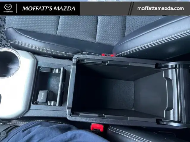 2014 Toyota Camry SE dans Autos et camions dans Barrie - Image 28