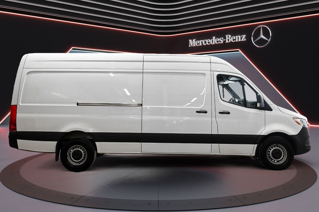 2022 Mercedes-Benz Sprinter V6 2500 Cargo 170 170 in Cars & Trucks in City of Montréal - Image 3