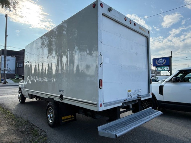 2021 Ford E-450 Low KMs|Sold Certified|Loading Ramp in Cars & Trucks in City of Toronto - Image 4