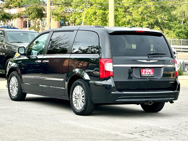 2014 Chrysler Town & Country Limited in Cars & Trucks in Oakville / Halton Region - Image 4