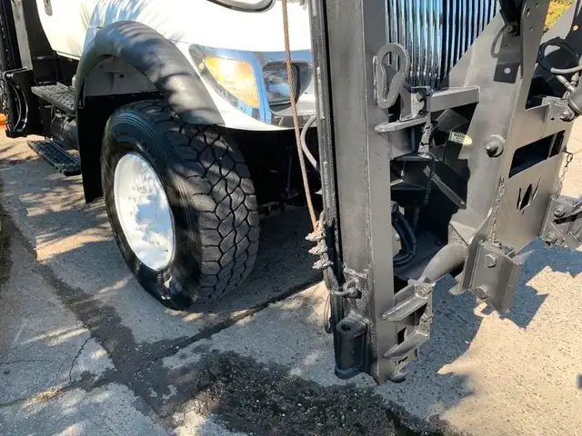 2007 international 7300 Dump Truck With Plow and Spreader Diesel in Heavy Trucks in Richmond - Image 25