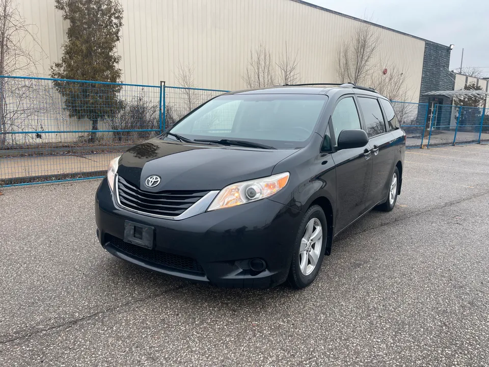 2015 TOYOTA SIENNA LE !!! ONE OWNER !!! NO ACCIDENTS !!!
