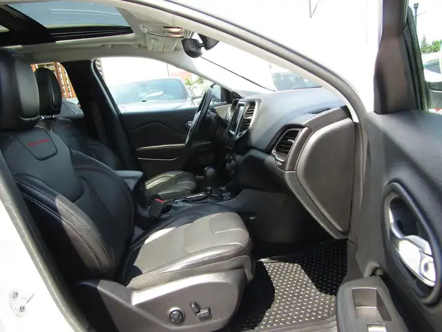 2019 Jeep Cherokee TRAILHAWK ELITE 4x4 B.S.A/NAV/CAM/PANOROOF/73 in Cars & Trucks in Calgary - Image 19