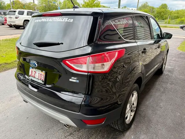 2016 Ford Escape 4WD SE - HEATED SEATS - BACKUP CAMERA dans Autos et camions dans Fredericton - Image 3