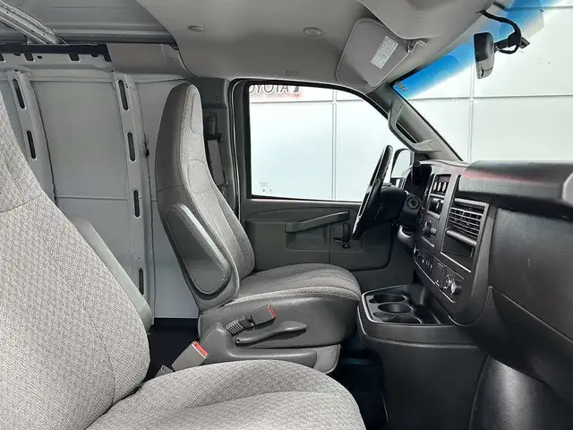 2023 GMC Savana Cargo Van 2500 BOITE COURTE - MAGS - CLIMATISATI in Cars & Trucks in Québec City - Image 27