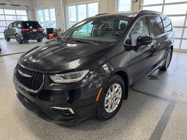 2022 CHRYSLER Pacifica Touring L in Cars & Trucks in Medicine Hat - Image 4