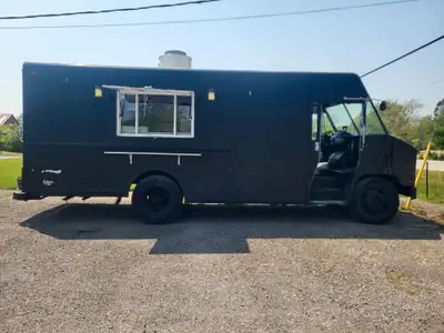 2004 IC Corp (International 1000)- Utilimaster Food Truck, Complete with equipment for fully functio...