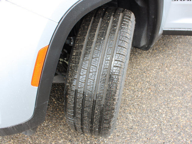 2025 Jeep Grand Cherokee Limited 4x4, Pano Sunroof, Trailer Tow in Cars & Trucks in Calgary - Image 2