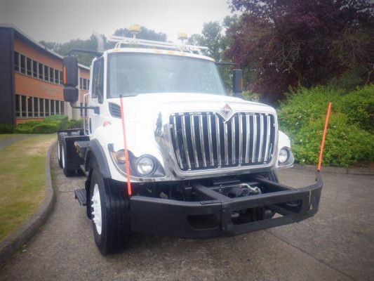 2012 International 7400 Cab and Chassis Air Brakes Dually in Heavy Trucks in City of Toronto - Image 2