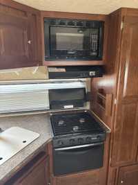 This 2011 travel trailer is waiting to be loved by it's new owners! The rear bathroom in this unit i... (image 9)