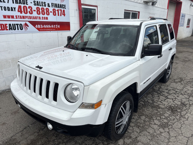 2015 Jeep Patriot ALTITUDE | 4WD | 2.4L | FUEL EFFICIENT in Cars & Trucks in Calgary - Image 4